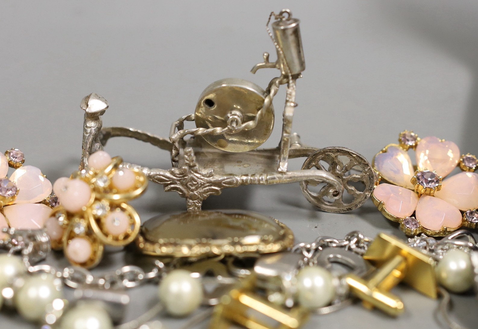 A mixed group of sundry jewellery and other items, including a cultured pearl bracelet(a.f) with 14k and ruby set clasp, a yellow metal mounted agate brooch, costume items, a cased Dunhill lighter, Dutch white metal mini
